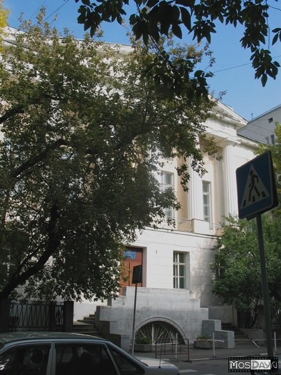 Большой казённый переулок дом 9. Елизаветинская гимназия здание. Елизаветинская гимназия большой казенный переулок. Елизаветинская женская гимназия Москва.