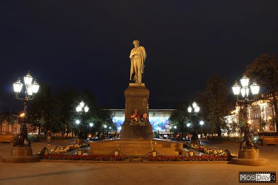 26 сентября 2013 года. Москва, Тверской. Пушкинская площадь: Пушкину памятник.