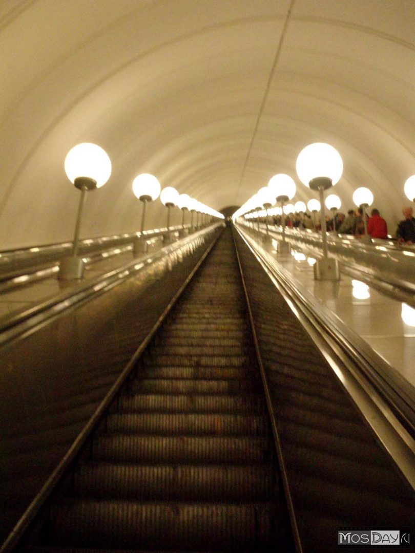 Москва метро на поклонной горе. Метро парк Победы эскалатор. Парк Победы метро эскалатор фото.